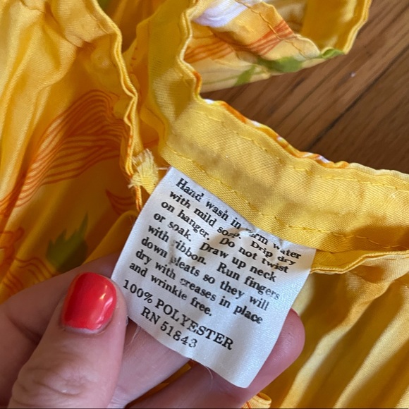 70s Vintage Volup Friendly Accordion Pleat Yellow Kaftan w. Chrysanthemum Print - Picture 7 of 7